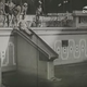 Sorállás a betoncsúszdánál. Akkor még viszonylag egyszerű, viszont roppant célirányos volt a csúszdák vonalvezetése.